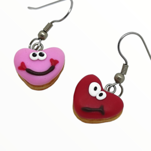 Σκουλαρίκια Λουκουμάδες donuts με φατσούλες σε σχημα καρδιάς (donuts earrings),κοσμήματα απομίμησης φαγητού, χειροποίητα κοσμήματα πολυμερικού πηλού από τη Mimitopia - καρδιά, πηλός, γλυκά
