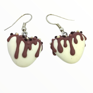 Σκουλαρίκια σοκολατάκια με λευκή σοκολάτα σε σχήμα καρδιάς (chokolate hearts earrings),χειροποίητα κοσμήματα απομίμησης φαγητού απο πολυμερικό πηλό Mimitopia - καρδιά, πηλός, χειροποίητα, γλυκά