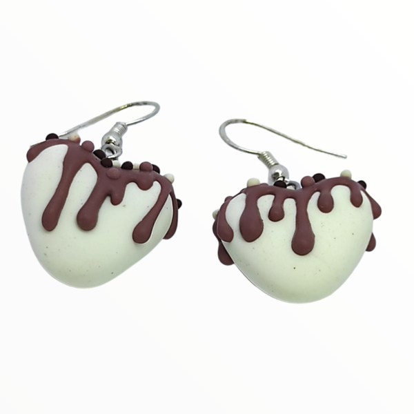 Σκουλαρίκια σοκολατάκια με λευκή σοκολάτα σε σχήμα καρδιάς (chokolate hearts earrings),χειροποίητα κοσμήματα απομίμησης φαγητού απο πολυμερικό πηλό Mimitopia - καρδιά, πηλός, χειροποίητα, γλυκά - 2
