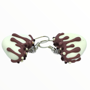 Σκουλαρίκια σοκολατάκια με λευκή σοκολάτα σε σχήμα καρδιάς (chokolate hearts earrings),χειροποίητα κοσμήματα απομίμησης φαγητού απο πολυμερικό πηλό Mimitopia - καρδιά, πηλός, χειροποίητα, γλυκά - 3