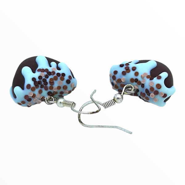 Σκουλαρίκια σοκολατάκια με γαλάζιο γλάσο σε σχήμα καρδιάς (chokolate hearts earrings),χειροποίητα κοσμήματα απομίμησης φαγητού απο πολυμερικό πηλό Mimitopia - καρδιά, πηλός, χειροποίητα, γλυκά - 4