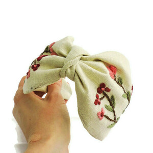 Χειροποίτη φλοράλ κεντημένη στο χέρι στέκα σε μπεζ λινό ύφασμα / Handmade floral embroidery headband in beige linen cloth . - φλοράλ, στέκες - 4