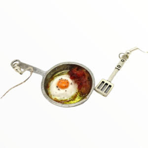 Σκουλαρίκια τηγανιτά αυγά με μπέικον σε τηγάνι και σπάτουλα, χειροποίητα κοσμήματα πολυμερικού πηλού από τη Mimitopia - ασήμι, πηλός, ατσάλι, boho, κρεμαστά, γάντζος - 3
