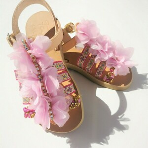 Χειροποίητο δερμάτινο σανδάλι με ροζ λουλούδια και χρωματιστά πετραδάκια - δέρμα, λουλούδια, boho, φλατ, ankle strap - 3