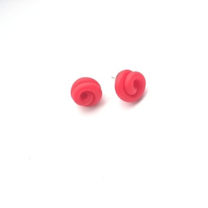 Μικρά σκουλαρίκια κόμποι φτιαγμένα από πηλό σε κόκκινο χρώμα - πηλός, καρφωτά, μικρά