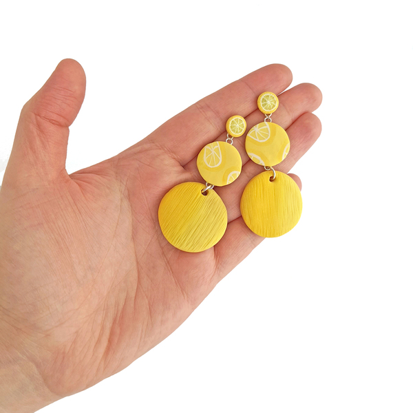 Κίτρινα καρφωτά σκουλαρίκια με λεμόνια - πηλός, ατσάλι, κρεμαστά, μεγάλα, faux bijoux, καρφάκι - 4