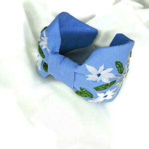 Χειροποίτη φλοράλ στέκα με κέντημα στο χέρι σε baby blue λινό ύφασμα / Handmade floral embroidery headband in baby blue linen cloth . - ύφασμα, στέκες - 4