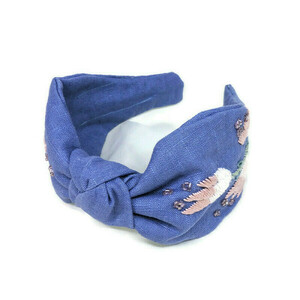 Χειροποίητη φλοράλ στέκα με κέντημα στο χέρι σε μπλε λινό ύφασμα με λεπτομέρειες από ροζ χάντρες / Handmade floral embroidery headband in blue linen cloth . - ύφασμα, φλοράλ, στέκες - 2