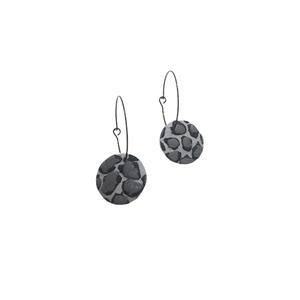 "Kiara"-Κρεμαστά σκουλαρίκια σε μαύρους κρίκους με ανάγλυφη animal print λεπτομερεια - πηλός, κρίκοι, μικρά