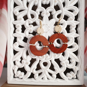 Ξύλινα σκουλαρίκια με κύκλους σε ριγέ και κόκκινο - ξύλο, κρεμαστά, μεγάλα - 2