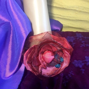 Χειροποίητο σταθερό βραχιόλι με λουλούδι μπορντώ-τριανταφυλλί - ύφασμα, λουλούδι, boho, σταθερά, χεριού - 3