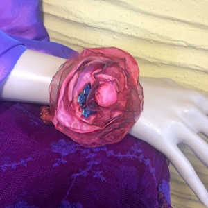 Χειροποίητο σταθερό βραχιόλι με λουλούδι μπορντώ-τριανταφυλλί - ύφασμα, λουλούδι, boho, σταθερά, χεριού - 4