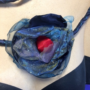 Χειροποίητο κοντό κολιέ Σπιράλ Λουλούδι από ταφτά και οργάντζα μπλε με κόκκινο - ύφασμα, romantic, κοντά, λουλούδι, μεγάλα - 4