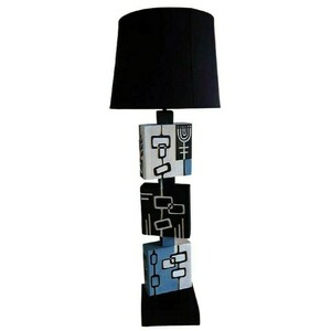 Επιτραπέζιο ψηλό ξύλινο φωτιστικό με μαύρο καπέλο - πορτατίφ - 3