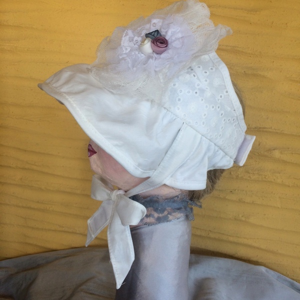 Παιδικό λευκό μπροντερί καπελάκι στολισμένο με φρουφρού γάζας και τριανταφυλλάκια - ύφασμα, δαντέλα, λουλουδάτο, καπέλα - 3