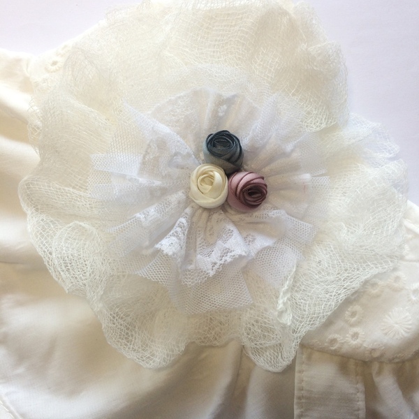 Παιδικό λευκό μπροντερί καπελάκι στολισμένο με φρουφρού γάζας και τριανταφυλλάκια - ύφασμα, δαντέλα, λουλουδάτο, καπέλα - 4