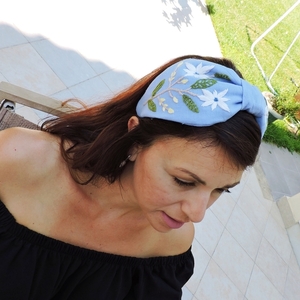 Χειροποίτη φλοράλ στέκα με κέντημα στο χέρι σε baby blue λινό ύφασμα / Handmade floral embroidery headband in baby blue linen cloth . - ύφασμα, στέκες - 5