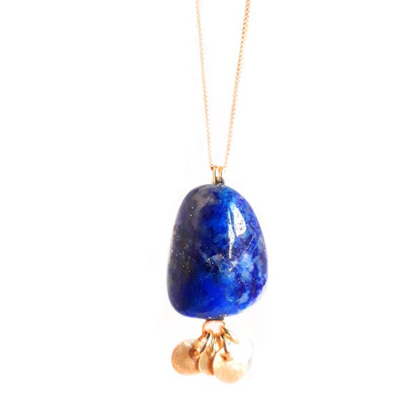 Επίχρυσο χειροποίητο κολιέ Lapis lazuli με φλουράκια - charms, boho, φλουριά