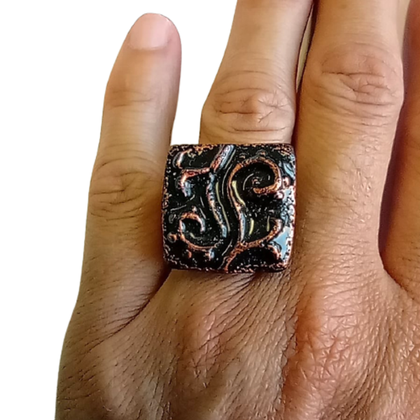 Δαχτυλίδι με μαύρο fimo τετράγωνο με χάλκινα ανάγλυφα - πηλός, boho, μεγάλα, αυξομειούμενα, φθηνά - 5