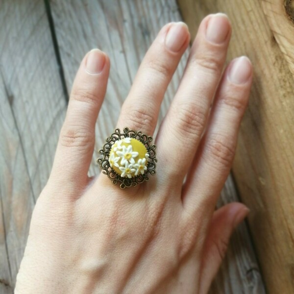 Δαχτυλίδι από πολυμερικό πηλό χειροποίητο σε κίτρινο φόντο με μαργαρίτες - ορείχαλκος, χαλκός, αυξομειούμενα - 2