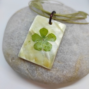 Μενταγιόν από όστρακο (Mother of pearl) με πράσινο λουλούδι. - ημιπολύτιμες πέτρες, charms, κοντά, λουλούδι, φθηνά - 3