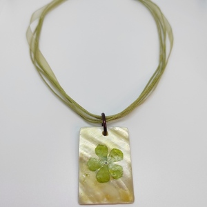 Μενταγιόν από όστρακο (Mother of pearl) με πράσινο λουλούδι. - ημιπολύτιμες πέτρες, charms, κοντά, λουλούδι, φθηνά - 4