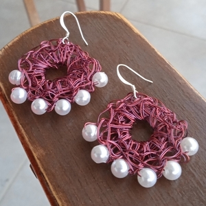 Wire crochet σκουλαρίκια με πέρλες - χαλκός, μικρά, κρεμαστά, πέρλες, γάντζος, πλεκτά - 2