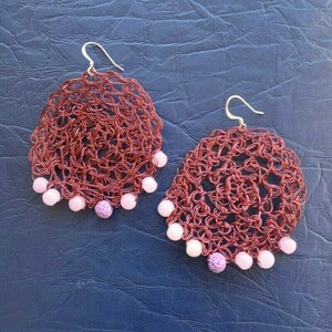 Wire crochet στρογγυλά σκουλαρίκια με χάντρες σε μωβ αποχρώσεις - χαλκός, κρεμαστά, μεγάλα, γάντζος, πλεκτά - 2