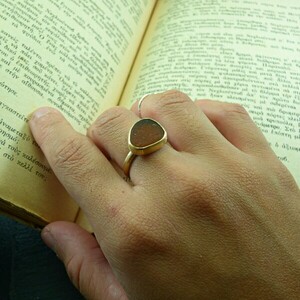 "Sandy Seaglass ring" - Xειροποίητο επίχρυσο 18κ ματ δαχτυλίδι με γυαλάκι της θάλασσας! - γυαλί, επιχρυσωμένα, αυξομειούμενα - 2