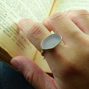 " Oval Seaglass ring" - Xειροποίητο επίχρυσο 18κ ματ δαχτυλίδι με γυαλάκι της θάλασσας. - γυαλί, επιχρυσωμένα, αυξομειούμενα - 2