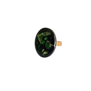 Δαχτυλίδι από υγρό γυαλί σε βαθύ πράσινο χρώμα με φύλλα χρυσού και μεταλλικά στοιχεία από ανοξείδωτο ατσάλι. - γυαλί, για γάμο, μεγάλα, αυξομειούμενα, φθηνά - 3