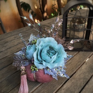 Κολοκύθα γούρι με τιρκουάζ τριαντάφυλλα , φούντα 2024 - βελούδο, διακοσμητικά, χριστουγεννιάτικα δώρα, κολοκύθα - 2