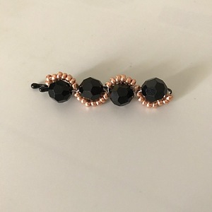 Τσιμπιδάκι με μαύρες χρυσές χάντρες - hair clips