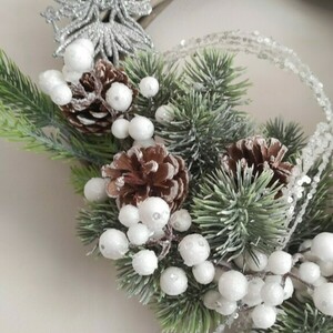 Χριστουγεννιάτικο στεφάνι από μπαμπού 30 εκ. με λευκά διακοσμητικά - στεφάνια, διακοσμητικά, χριστουγεννιάτικα δώρα - 4