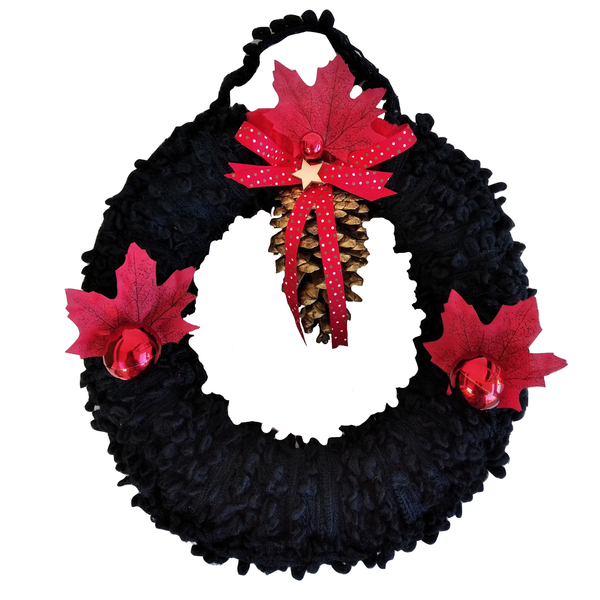 Χειροποίητο μαύρο πλεκτό στεφάνι (28cm) - νήμα, στεφάνια, διακοσμητικά, κουκουνάρι, χριστουγεννιάτικα δώρα