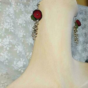 Σκουλαρίκια "Τσαμπί" με δερμάτινο κόκκινο λουλούδι - δέρμα, αλπακάς, μακριά, λουλούδι, κρεμαστά - 4