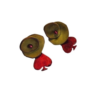 Καρφωτά σκουλαρίκια "Κόκκινη Πίκα" με δερμάτινο λαδί λουλούδι - δέρμα, λουλούδι, καρφωτά, φθηνά