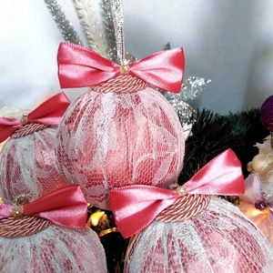 Σετ 4 χριστουγγενιάτικες μπάλες ροζ σατέν-λευκή δαντέλα 10×8×8cm/τμχ - χριστούγεννα, στολίδια, πρωτοχρονιά, μπάλες - 4