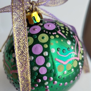 Χριστουγεννιάτικη μπάλα ζωγραφισμένη στο χέρι, πράσινη 8 cm - χειροποίητα, διακοσμητικά, χριστουγεννιάτικα δώρα, μπάλες - 3