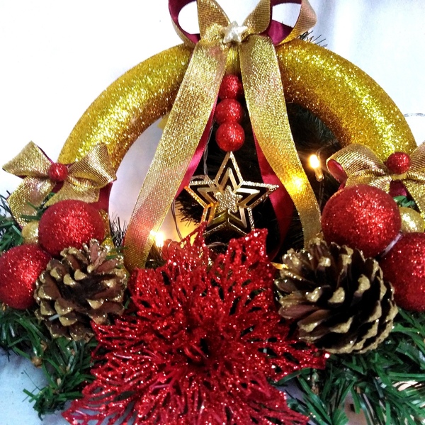 Χριστουγεννιάτικο στεφάνι με χρυσό γκλίτερ και ασορτί στολίδια 30*30cm - στεφάνια, διακοσμητικά, χριστούγεννα, πρωτοχρονιά - 2