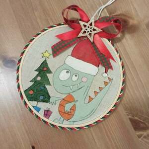 χριστουγεννιάτικο διακοσμητικό τελάρο με παιδικό ήρωα και όνομα παιδιού δεινοσαυράκι - όνομα - μονόγραμμα, δεινόσαυρος, δώρα για παιδιά, χριστουγεννιάτικα δώρα, στολίδια - 2
