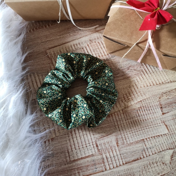 Χειροποίητο χριστουγεννιάτικο scrunchie λαστιχάκι μαλλιών κοκαλάκι πράσινο με χρυσά αστέρια και φυλλαράκια 1τμχ medium size. - ύφασμα, αστέρι, αξεσουάρ, χριστουγεννιάτικο, λαστιχάκια μαλλιών - 2