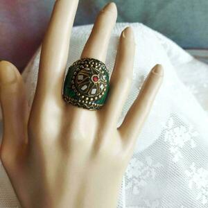 Μεγάλο μπρούντζινο δαχτυλίδι με μωσαϊκό από πέτρες λευκές και πράσινες 2,5*3*3,8 - boho, ethnic, μπρούντζος, σταθερά, φθηνά - 2