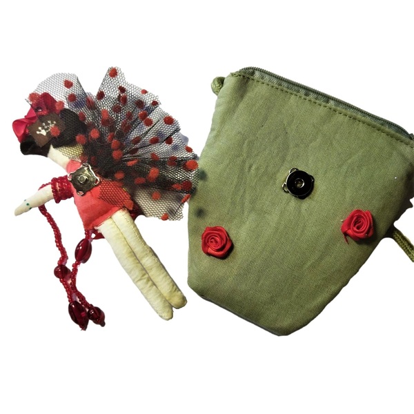 Πάνινο Παιδικό Κρεμαστό Πορτοφόλι με αποσπώμενη μινιατούρα "Fridita No 5" κόκκινο-πράσινο 10*15 εκ. - χειροποίητα, κουκλίτσα, μινιατούρες φιγούρες, τσαντάκια - 3