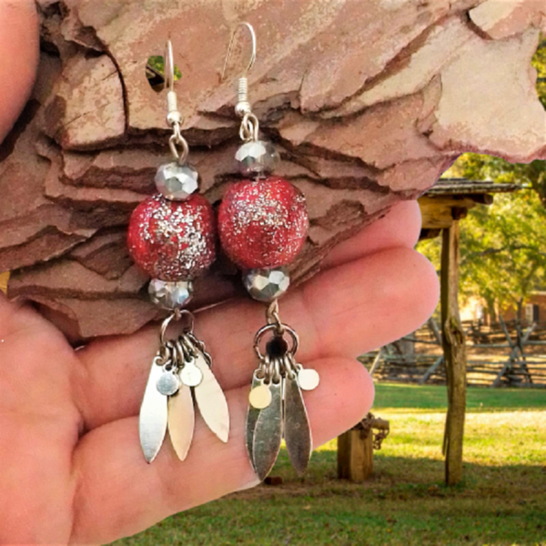 Χριστουγεννιάτικα σκουλαρίκια με μπάλα-στολίδι και μεταλλικά charms, 8εκ. - ξύλο, μαμά, κοσμήματα, χριστουγεννιάτικα δώρα, μπάλες - 5
