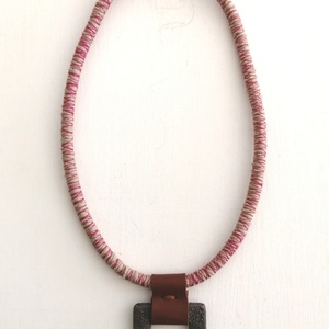 Κεραμικό τετράγωνο μενταγιόν μεταλλικού χρώματος με χειροποϊητα ντυμένο κορδόνι με ύφασμα και ροζ-μωβ κλωστές μήκους εκατοστών53. - νήμα, πηλός, κοντά, μενταγιόν - 2