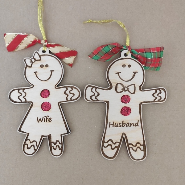 Σετ χριστουγεννιάτικα στολίδια για ζευγάρι, μπισκοτένια ανθρωπάκια με όνομα - ξύλο, μαμά, μπαμπάς, στολίδια - 2