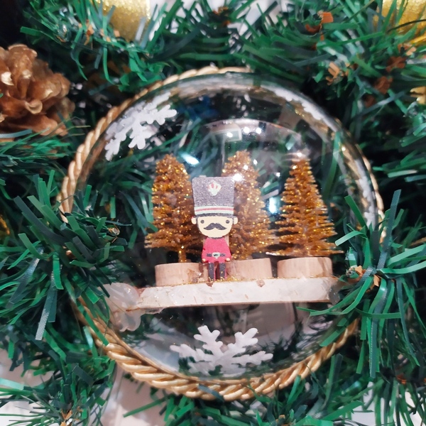Χριστουγεννιάτικο στεφάνι με χρυσές λεπτομέρειες - στεφάνια, σπίτι, plexi glass, διακοσμητικά, κουκουνάρι - 2