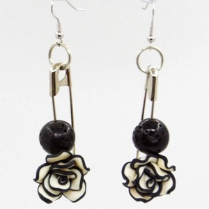 "Dark Rose" - Κρεμαστά σκουλαρίκια με λάβα και ασπρόμαυρα τριανταφυλλάκια - ημιπολύτιμες πέτρες, λουλούδι, κρεμαστά, γάντζος - 2