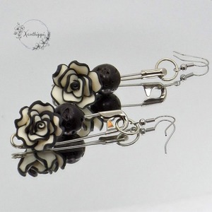 "Dark Rose" - Κρεμαστά σκουλαρίκια με λάβα και ασπρόμαυρα τριανταφυλλάκια - ημιπολύτιμες πέτρες, λουλούδι, κρεμαστά, γάντζος - 3